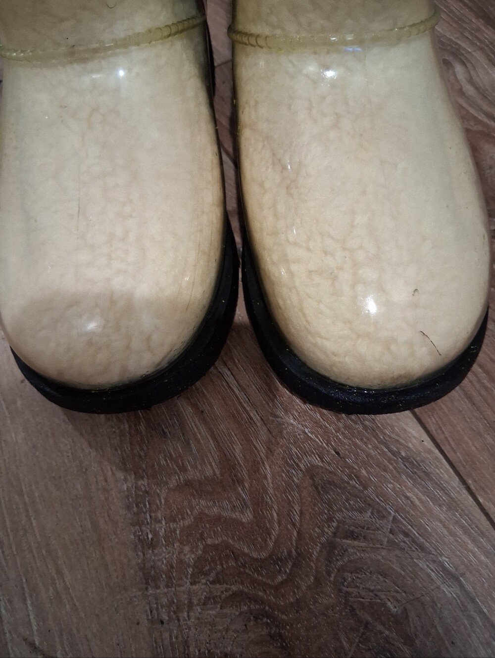 UGGS - Picture 3 of 10